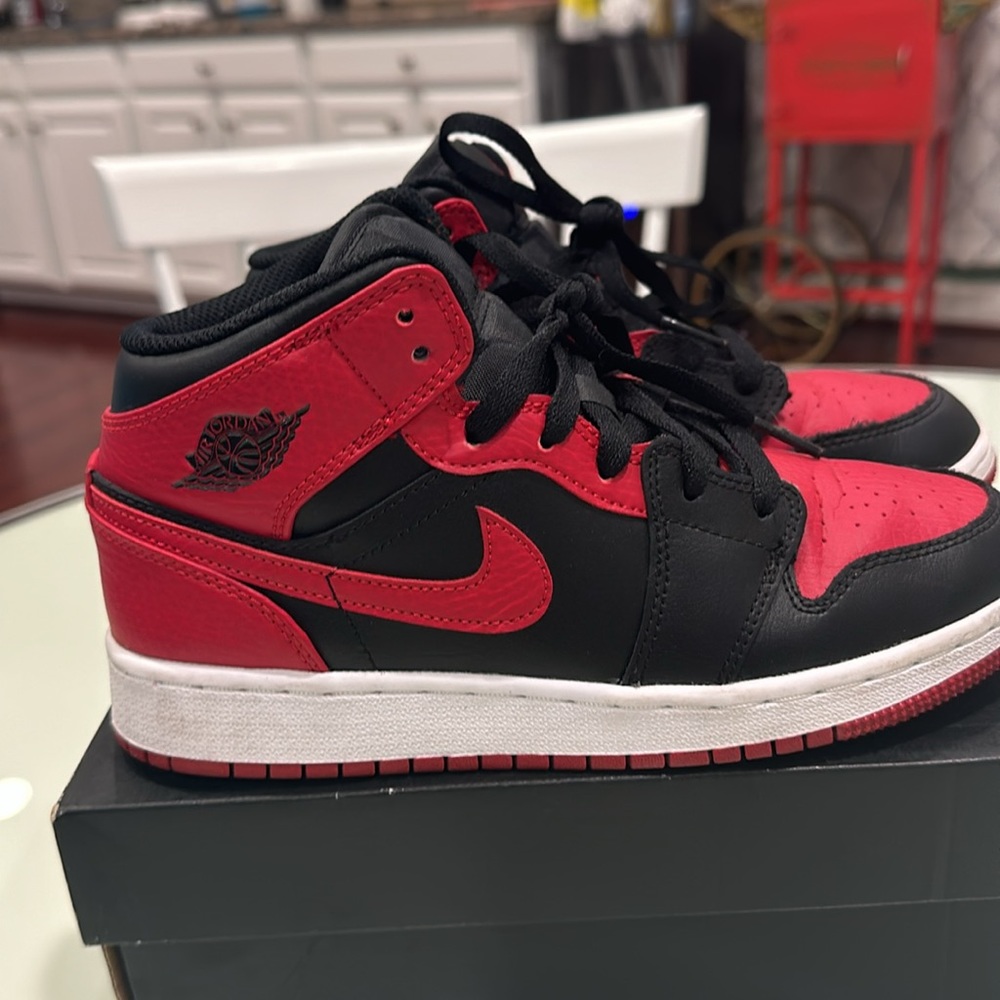 Jordan 1 BRED. Excellent condition! Big kids- 4.5